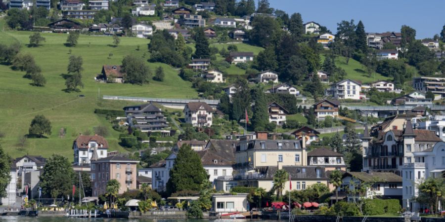 Das Hotel-Restaurant Viktoria, vorne links im Bild, steht in Seenähe am Dorfplatz von Weggis. (Archivaufnahme)
