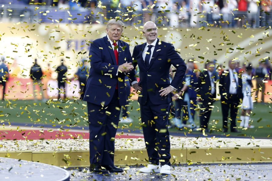 Trump und Infantino inmitten von goldenem Konfettiregen nach der Pokalübergabe.