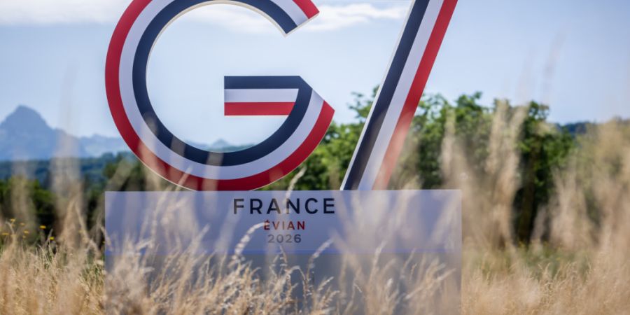 Das Logo zum G7 Gipfel, aufgenommen vor Beginn des G7 Gipfeltreffens in Evian. Foto: Michael Kappeler/dpa