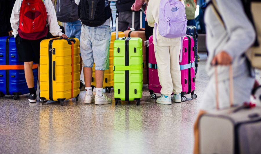 Der Anteil der Befragten, die mehr als 6000 Franken für Ferien ausgeben, ist zurückgegangen.