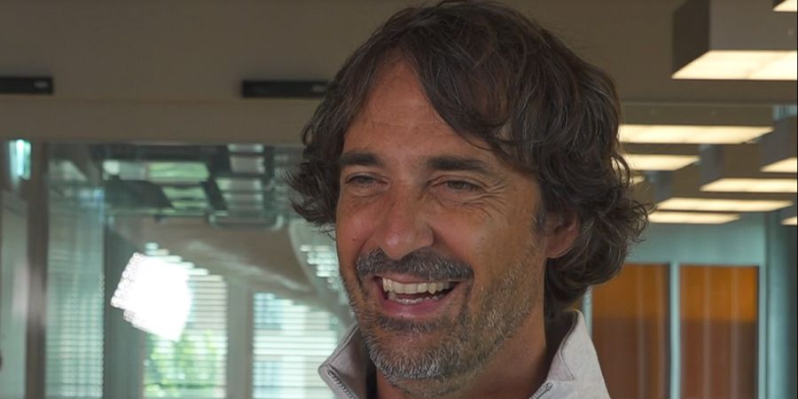 In einem SRF-Interview erklärt er: «Die Woche hat 80 Stunden».