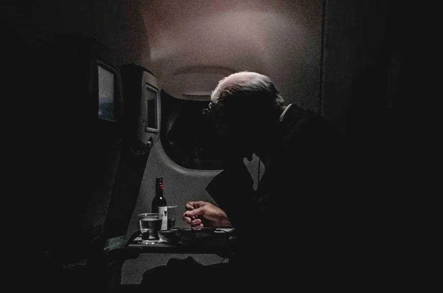 Ein Glas zu viel kann bittere Folgen haben. RTS berichtet in einem Dokumentarfilm etwa von einer Schlägerei, die das Flugi zur Notlandung zwang.