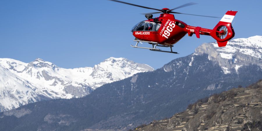 Bei einem Brand im Berner Oberland musste am Samstag ein Helikopter Abhilfe schaffen. (Symbolbild)