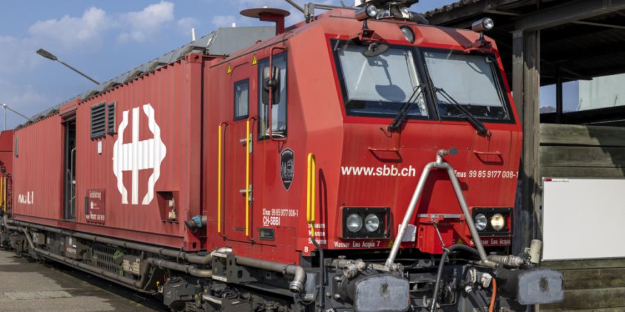 Der Lösch- und Rettungszug rollt zum Einsatzort. Im Tank haben 48'000 Liter Wasser Platz. Auf dem Dach des Führerstands befindet sich der Wasserwerfer.