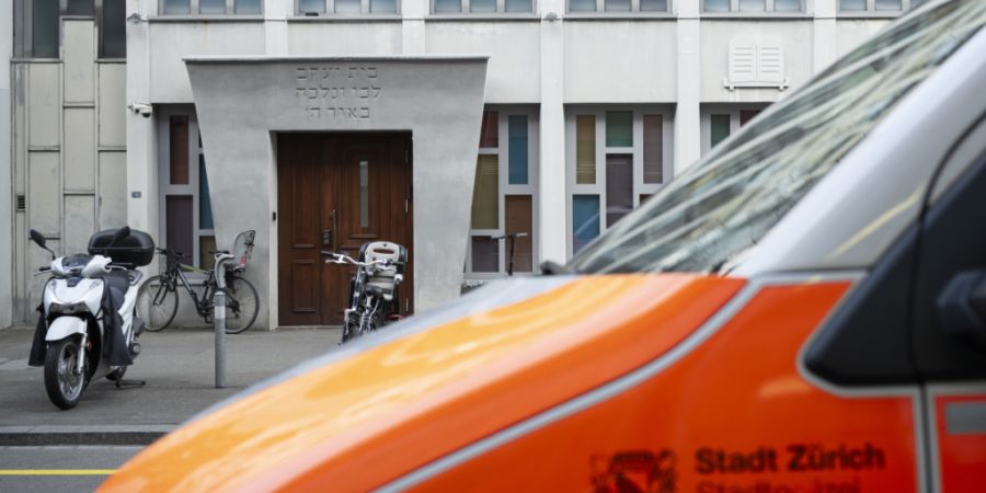 Weil er in der Nähe einer Synagoge in Zürich einen Aufkleber einer rechtsextremen Partei anbrachte, muss ein 35-Jähriger am Mittwoch vor Gericht. (Archivbild)