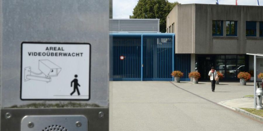 Die Aargauer Gefängnisse wie die Justizvollzugsanstalt Lenzburg (Bild) sind überbelegt. Daher kann der Aargau weniger Gefangene aus anderen Kantonen übernehmen - und entsprechend sin...