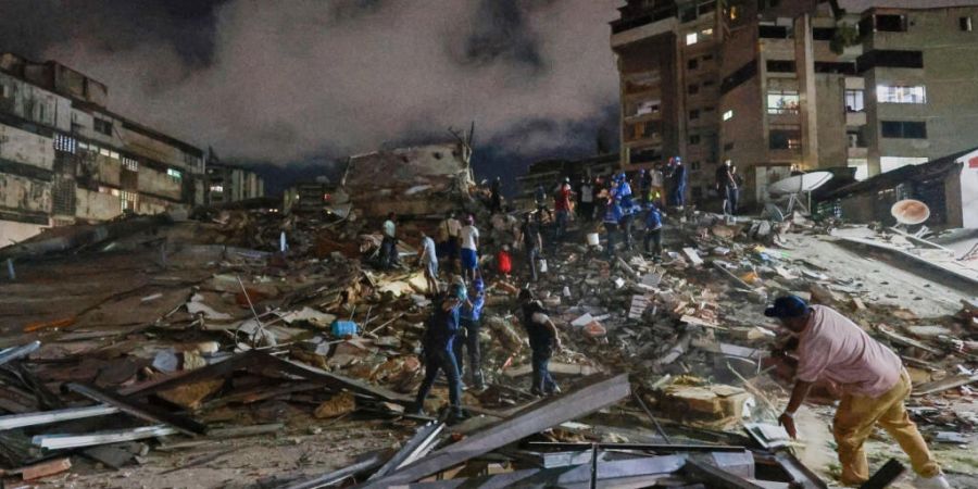 dpatopbilder - Rettungskräfte durchsuchen nach einem Erdbeben die Trümmer. Foto: Javier Campos/AP/dpa