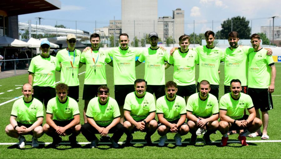 Ohne sie alle wäre die beliebte Schulsportveranstaltung nicht möglich gewesen: Das Schiedsrichter-Team unter der Leitung von Yven Steiger und Sanel Kalac.