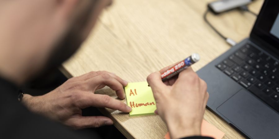 In der Schweiz sind bestimmte Berufe von künstlicher Intelligenz bedroht. Allerdings ist nicht jeder Stellenabbau tatsächlich auf KI-Effizienz zurückzuführen. (Symbolbild)