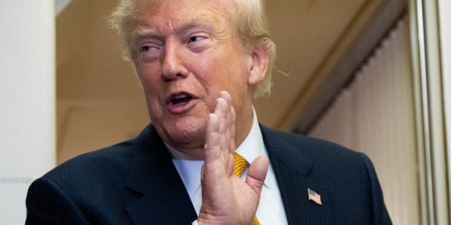 ARCHIV - Präsident Donald Trump spricht nach der Landung auf dem Stützpunkt der US-Luftwaffe bei der RAF Mildenhall an Bord der Air Force One mit Reportern. Foto: Alex Brandon/AP phot...