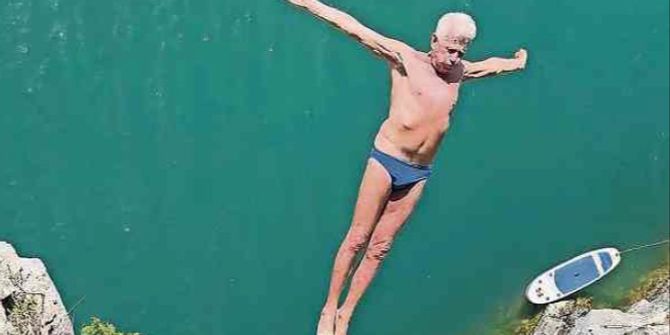 Peter Rüedi springt von nach ihm benannten «Peter's Dive» in den Urnersee.