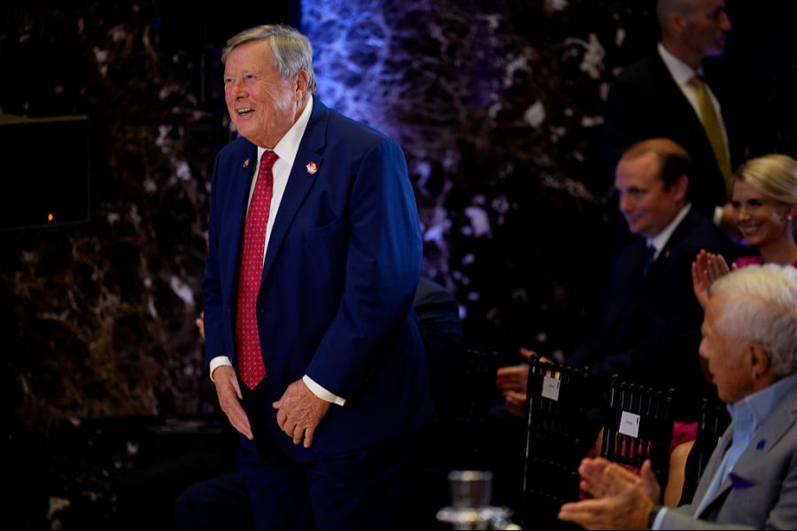 Melania Trumps Vater Viktor Knavs sorgt wegen seiner Ähnlichkeit mit Donald Trump für Aufsehen.