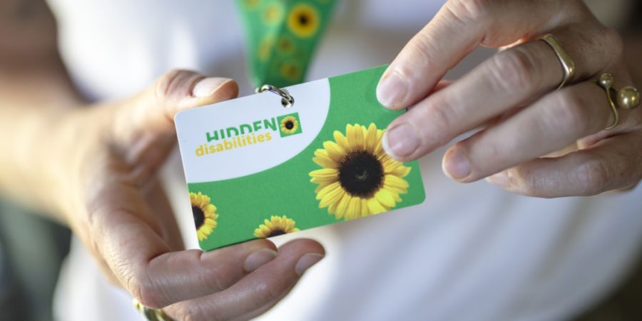 Mit dem Sonnenblumen-Halsbändel können Menschen mit unsichtbaren Beeinträchtigungen signalisieren, dass sie etwa bei einer Billettkontrolle mehr Zeit benötigen. (Archivbild)