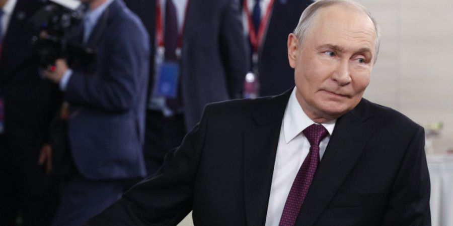Das von der staatlichen russischen Agentur Sputnik via AP veröffentlichte Foto zeigt den russischen Präsidenten Wladimir Putin vor der Plenarsitzung des Östlichen Wirtschaftsforums...