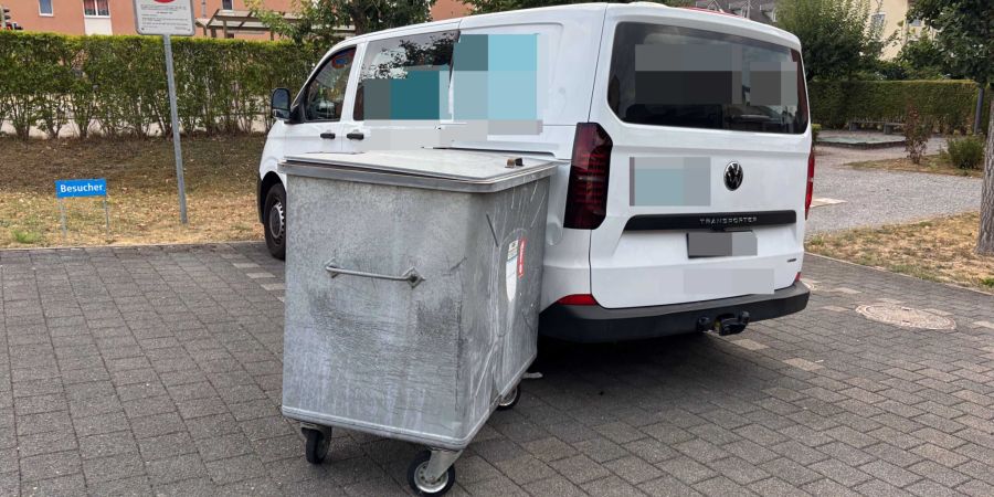 In der Quartierstrasse wurde eine Mülltonne gegen einen parkierten Lieferwagen geschoben.