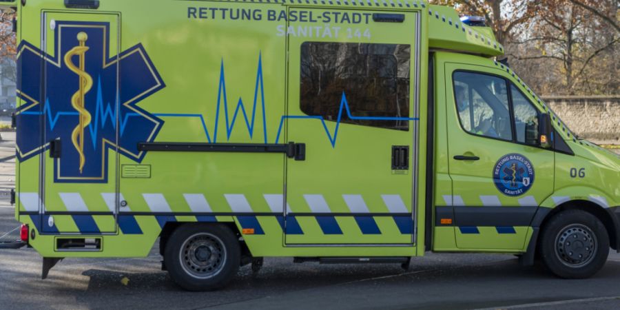 In der Nacht auf Sonntag diente ein Ambulanzfahrzeug Basler Sanitätern als Fluchtort. (Archivbild)