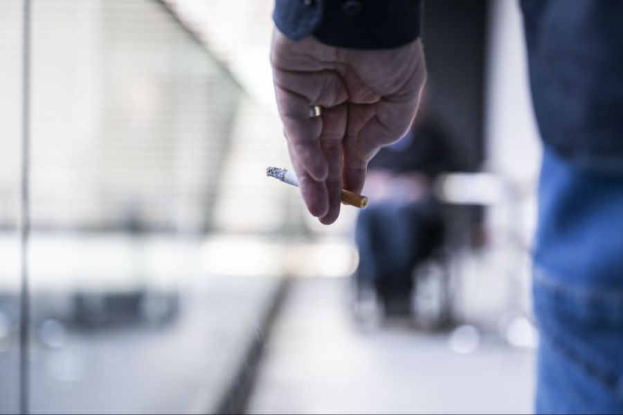 Bei Männern kann Rauchen zu Erektionsstörungen und Ejakulationsproblemen führen.
