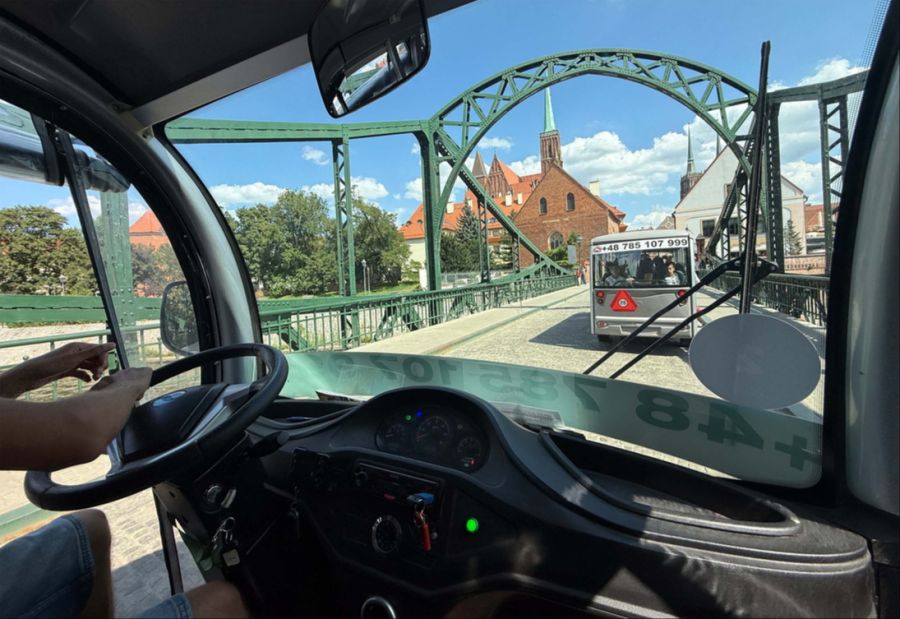 Zuvorderst im E-Car geht es in Richtung Dominsel.