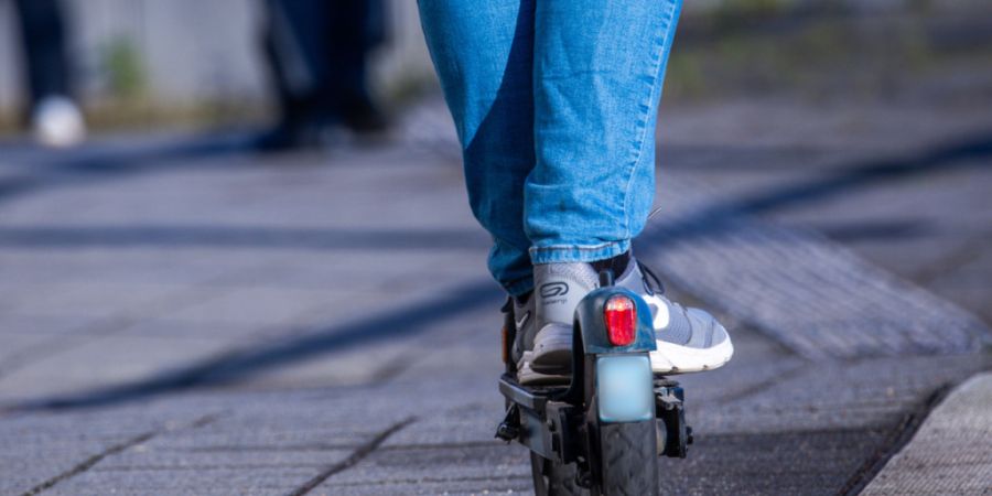 Tatwaffe E-Trottinett: Ein 38-Jähriger wollte sich einer Kontrolle entziehen und fuhr einen Polizisten über den Haufen. Dieser erlitt unter anderem ein Schädel-Hirn-Trauma. (Archivbild)