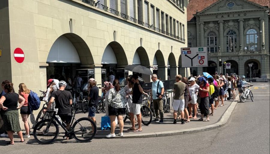 Das Foto- und Videofachgeschäft Foto Video Zumstein in Bern ist eines der wenigen Geschäfte, das noch Sonnenfinsternis-Brillen anbietet.