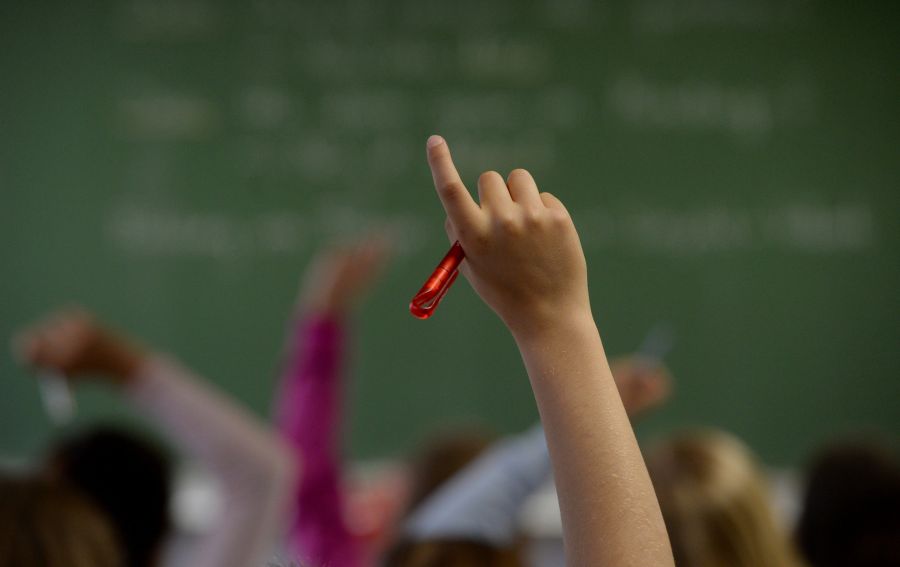 Bei langen Hitzewellen geht laut dem Leiter Pädagogik des Lehrerverbands wertvolle Lernzeit verloren.