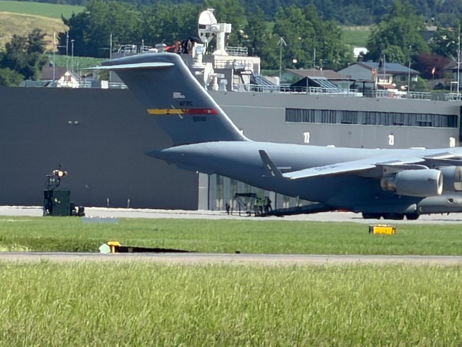 Beim Flugzeug handelt es sich um ein Transportflugzeug.