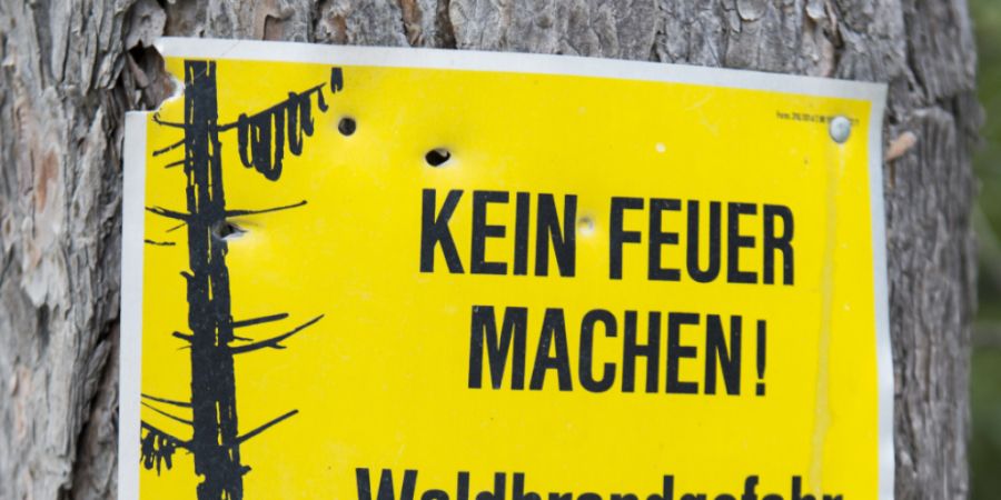 In Teilen Graubündens herrscht ab Freitag 12 Uhr ein absolutes Feuerverbot. (Symbolbild)