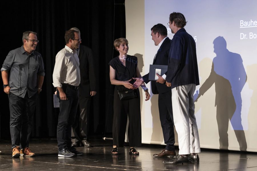 Übergabe einer von zehn Auszeichnungen an das Team der Bossard Schule in
Unterägeri.