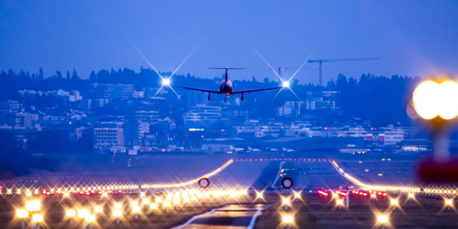 Der Verein Fair in Air verlangt, dass der Flughafen Zürich seinen regulären Betrieb verlässlich bis 23.00 Uhr abschliesst. (Symbolbild)