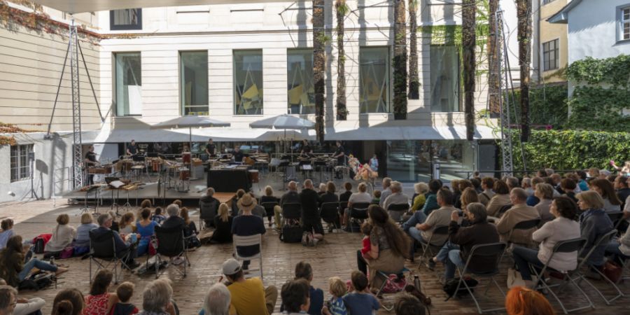 Das Sinfonieorchester Basel soll 270'000 Franken pro Jahr mehr erhalten. Auf dem Bild ist das Orchester im September 2018 im Innenhof des Museums der Kulturen am Musikfest KlangBasel zu...