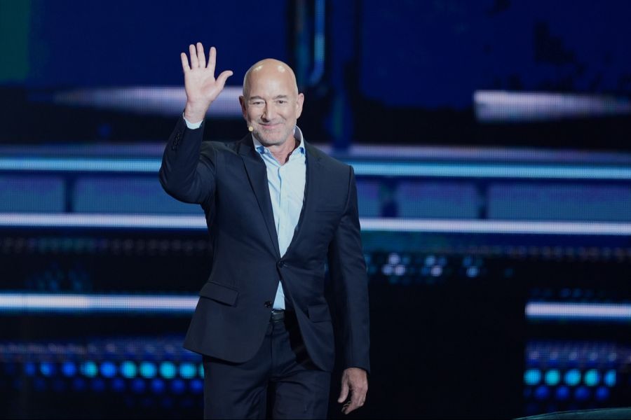 Jeff Bezos prophezeit: In Zukunft könnte uns KI eine Drei-Tage-Woche ermöglichen.