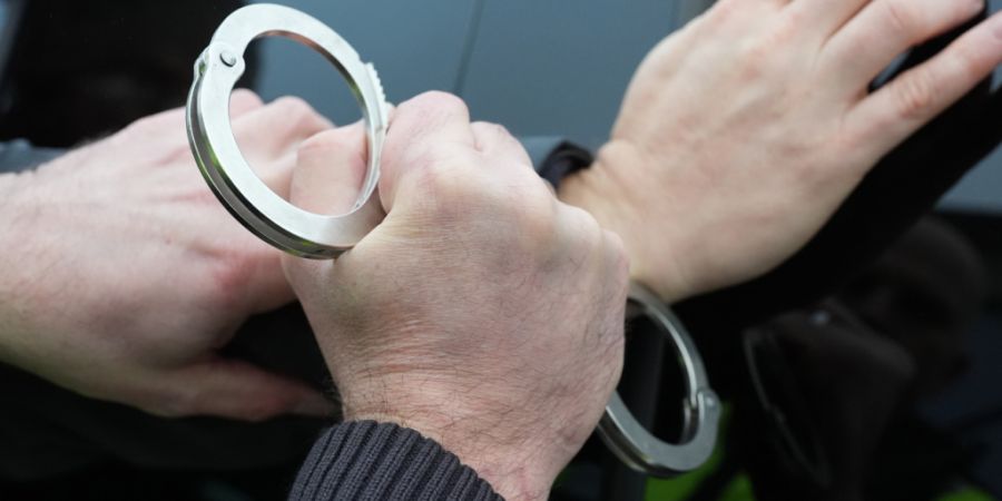 Im Juli 2025 wurde in Zürich ein heute 47-Jähriger Ire verhaftet. Er soll zwei Tage zuvor in Brittnau AG seine Ex-Freundin mit einem Messer angegriffen und ihren Tod in Kauf genommen ...