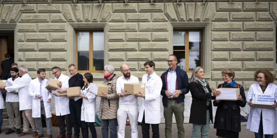 Vertreterinnen und Vertreter von zwanzig Organisationen und Unternehmen des Gesundheitswesens reichten im Oktober 2024 die Unterschriften für die Volksinitiative ein. (Archivbild)