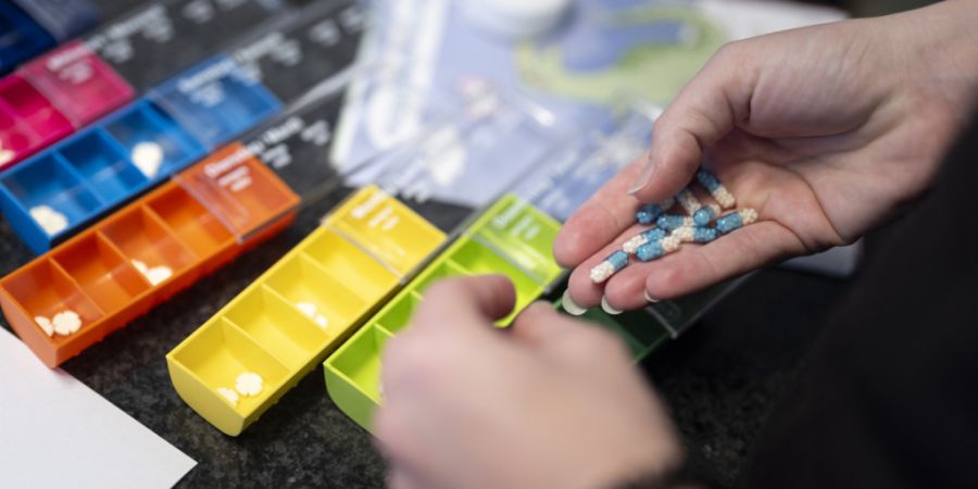 Bevor ein neues Medikament für alle Patientinnen und Patienten erhältlich ist, wird es im Rahmen von klinischen Studien getestet. (Symbolbild)