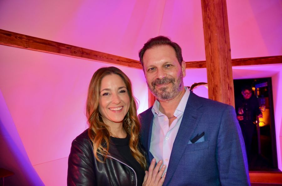 Bestens vernetzt: Reto Peritz, Leiter von SRG Play+, mit Flavia Hufenus beim Swissdent-ZFF-Abend am Flying Dinner in der NZZ–Skylounge.