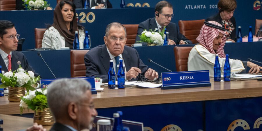 Sergei Lawrow (M), Außenminister von Russland, nimmt am G20-Außenministertreffen unter dem Vorsitz von US-Außenminister Rubio teil. Foto: Michael Kappeler/dpa