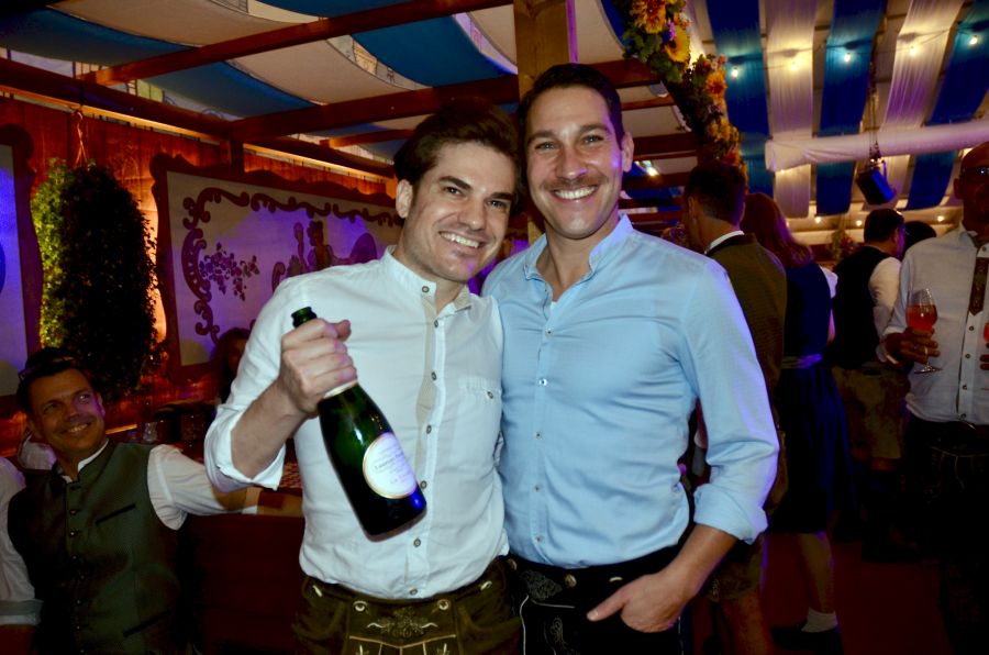Die Sponsoren Jean-Marc Serex (Explora) und Patrick Zimmerling (Pink Cloud) geniessen die Wiesn-Stimmung.