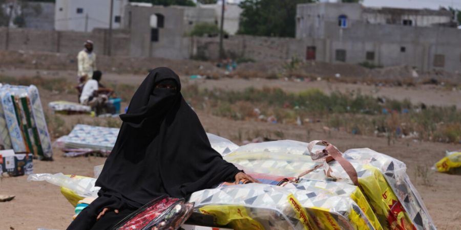 ARCHIV - Eine jemenitische Vertriebene sitzt neben Matratzen, die im Vertriebenenlager Al-Fallahine im Bezirk Dar Saad in Aden verteilt wurden. Foto: Abdulnasser Alseddik/AP/dpa