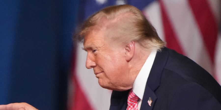 US-Präsident Trump verschärft den Ton gegenüber der Ukraine immer weiter. Einem Bericht zufolge sollen die USA nun auch Waffenlieferungen zurückhalten.