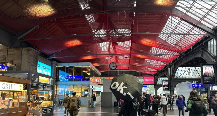 Den Schirm mussten die Reisenden auch in der Bahnhofshalle des Zürcher Hauptbahnhofs aufspannen.