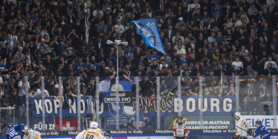 Der Freiburger Hockeyclub Gottéron hat nach Fan-Randalen zwei seiner Ultra-Gruppen mit Stadionverbot belegt. (Symbolbild)