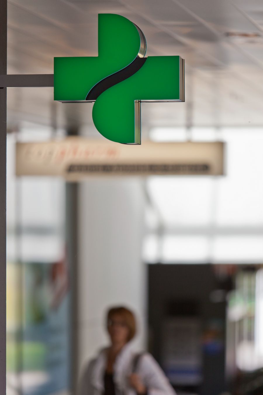 Der Schweizerische Apothekerverband pharmaSuisse erklärt: Ganz selbständig sei die Nolla-App aber noch nicht. Jeweils zwei Ärzte müssen jede einzelne Verschreibung genehmigen.