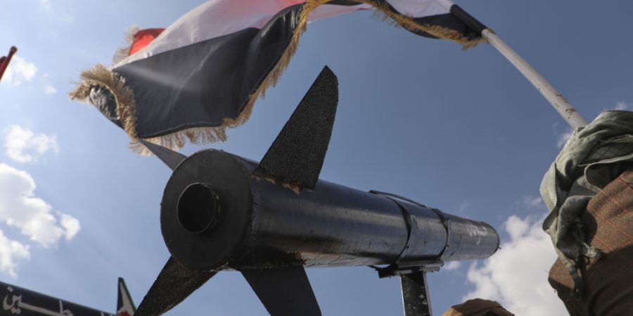 ARCHIV - Ein Huthi-Anhänger skandiert Slogans, während er eine Raketennachbildung während einer Anti-US- und Anti-Israel-Kundgebung nach israelischen Luftangriffen in Sanaa trägt. F...