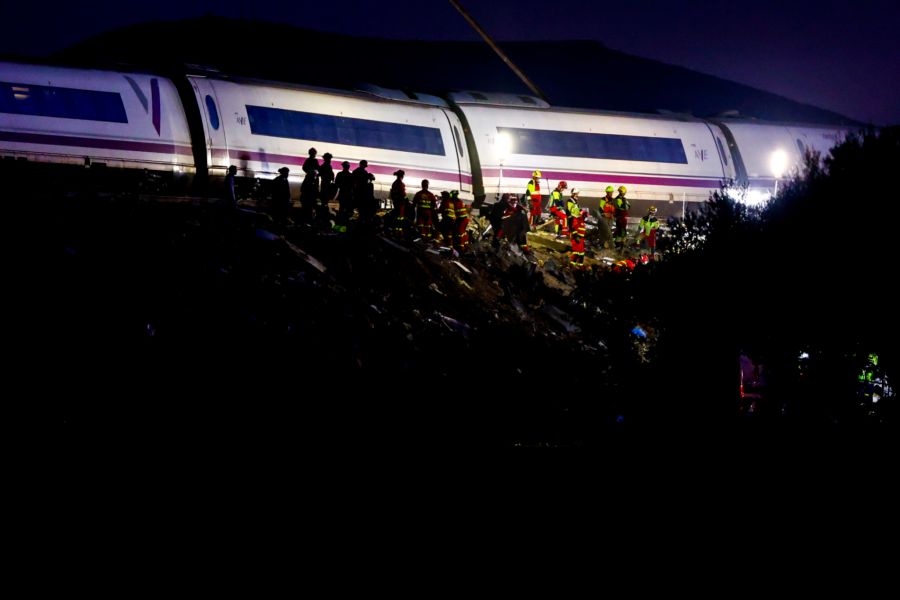 In der Nacht suchen Einsatzkräfte im Flutlicht weiter nach möglichen Opfern.
