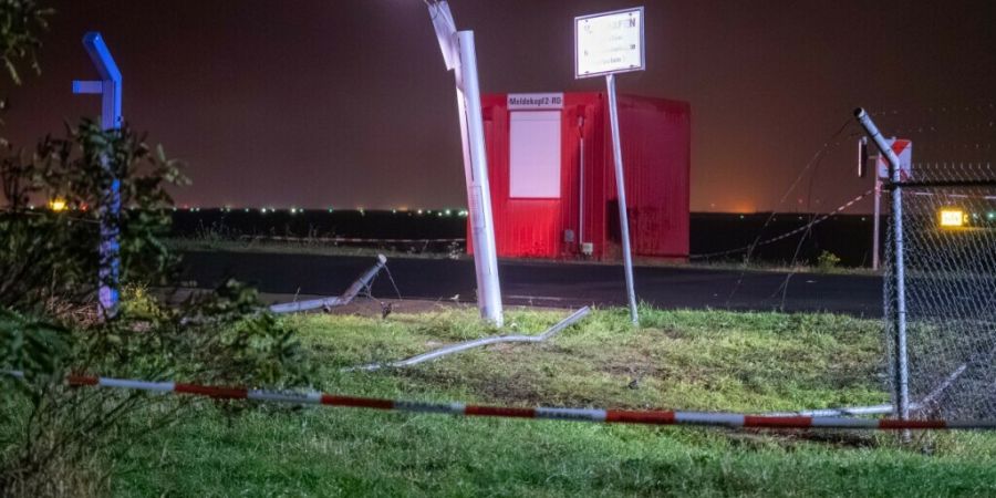 dpatopbilder - Ein beschädigter Flughafenzaun am Flughafen Leipzig/Halle. Derzeit sei unklar, ob sich unberechtigte Personen auf dem Flughafengelände aufhalten, hieß es in einer Mitt...