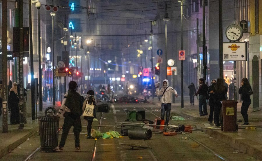 Am Rand friedlicher Proteste kam es in mehreren Städten zu Ausschreitungen.