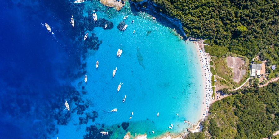 Drohnenaufnahme Paxos Griechenland Strand Boote Wald