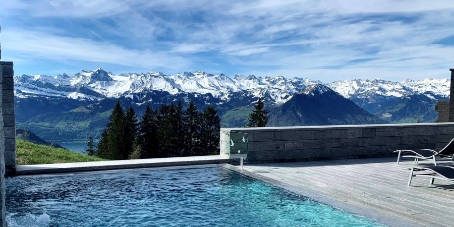 Spa mit Blick auf die Berge