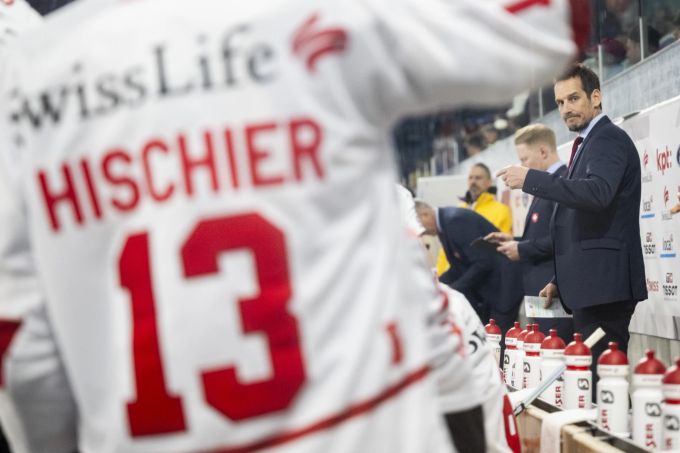 Patrick Fischer gibt Star-Spieler Nico Hischier Anweisungen. Patrick Fischer