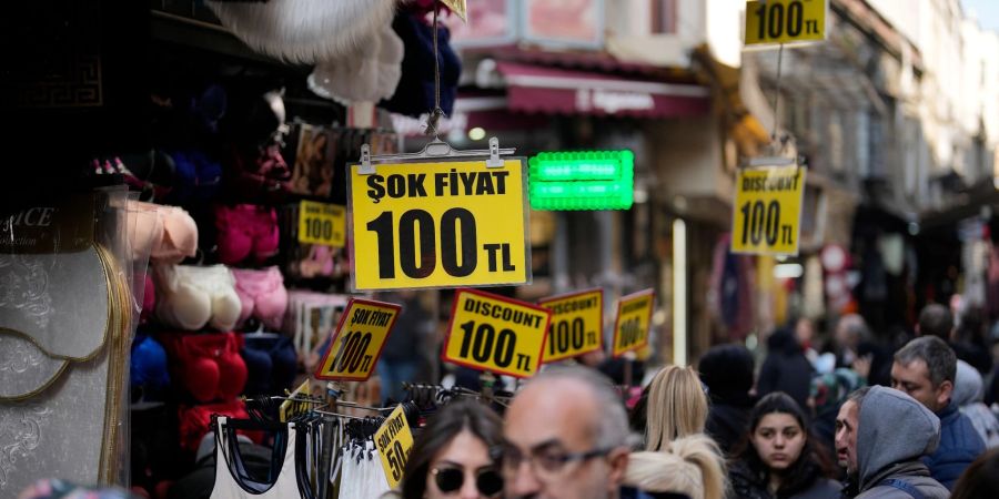 Preise werden in einem Bekleidungsgeschäft im Eminonu-Geschäftsviertel angezeigt.